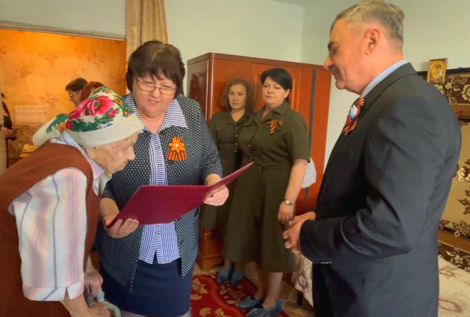 Вручение удостоверения и памятной ленты «Почетный гражданин города Заринска Алтайского края»..