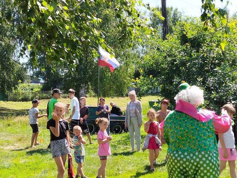 На детской площадке по улице Озерной состоялась развлекательная программа для детей и их родителей. .