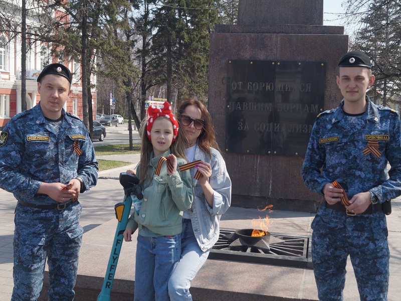 Знак воинской славы и связи поколений: судебные приставы Алтайского края присоединились к акции «Георгиевская ленточка».