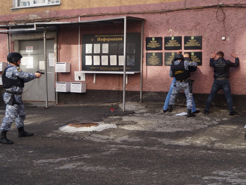 Судебные приставы и сотрудники Росгвардии провели совместные учения  по отработке действий при вооруженном нападении на здание.