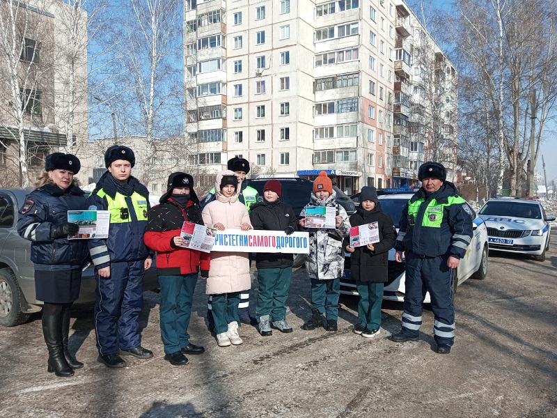 В Заринске сотрудники Госавтоинспекции совместно с отрядом ЮИД провели акцию «Пристегни самого дорогого!».