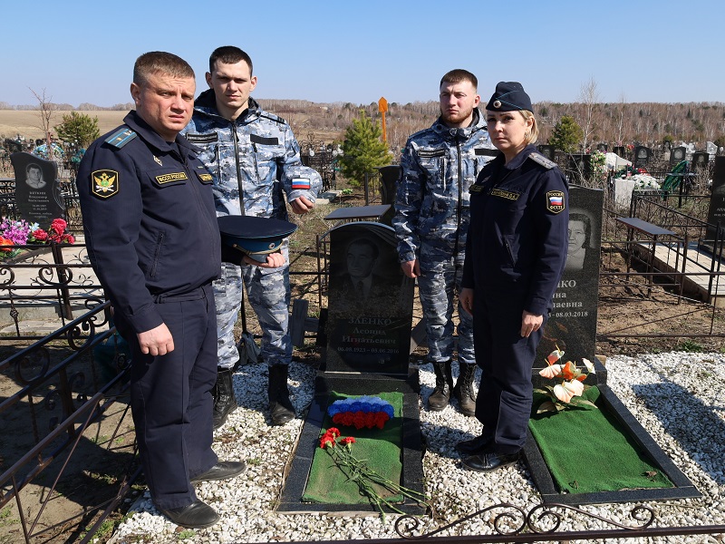 В преддверии Дня Победы судебные приставы навели порядок на могиле ветерана войны.