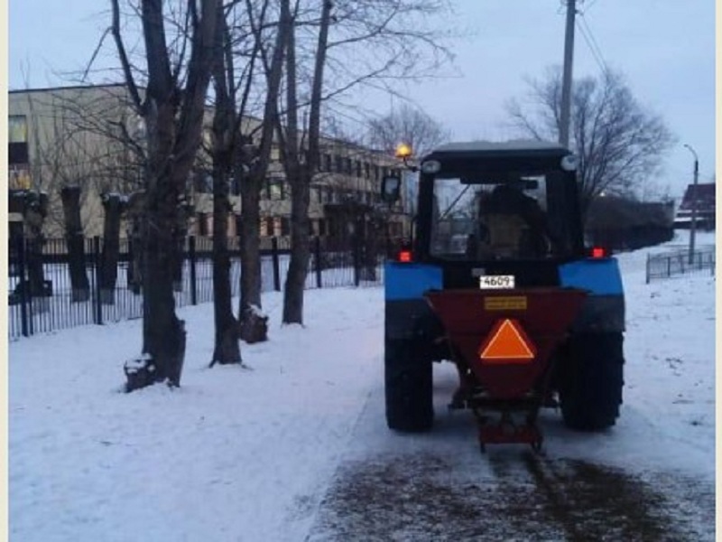 В Заринске ведется работа по устранению гололеда.