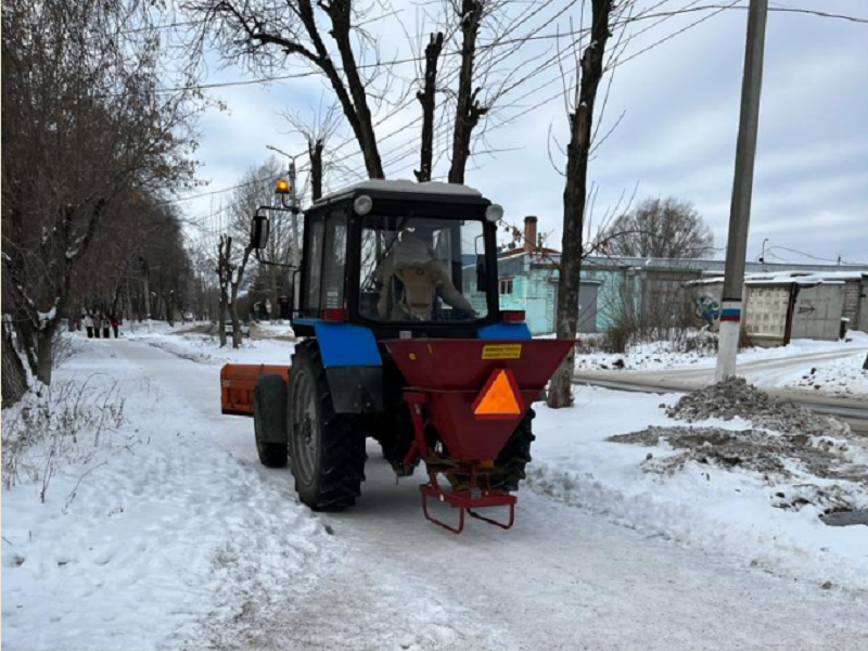 Городская служба МУП «Стабильность» обрабатывает тротуары песком..