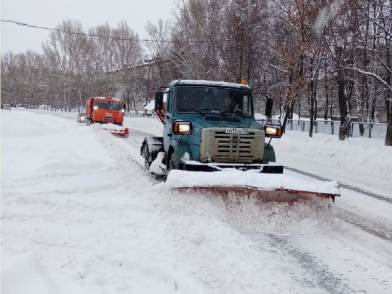 Сегодня, 15 февраля, с 6.00 утра на улицах города работает снегоуборочная техника: 3 грейдера, 2 КДМ, КАМАЗ с отвалом.