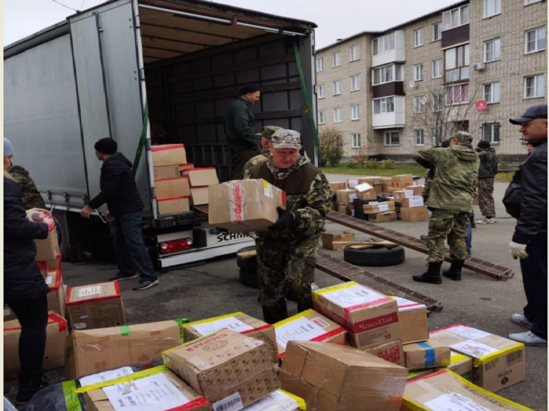 Жители Заринска поучаствовали в сборке гуманитарной помощи для солдат СВО.