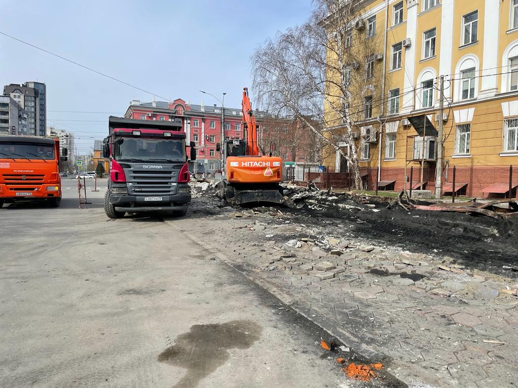 Новому скверу быть. Торговый ряд под обустройство зеленого сквера в центре г. Барнаула демонтировали под контролем судебных приставов.