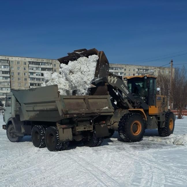 В Заринске идут работы по вывозу снега с улично-дорожной сети и дворовых территорий.