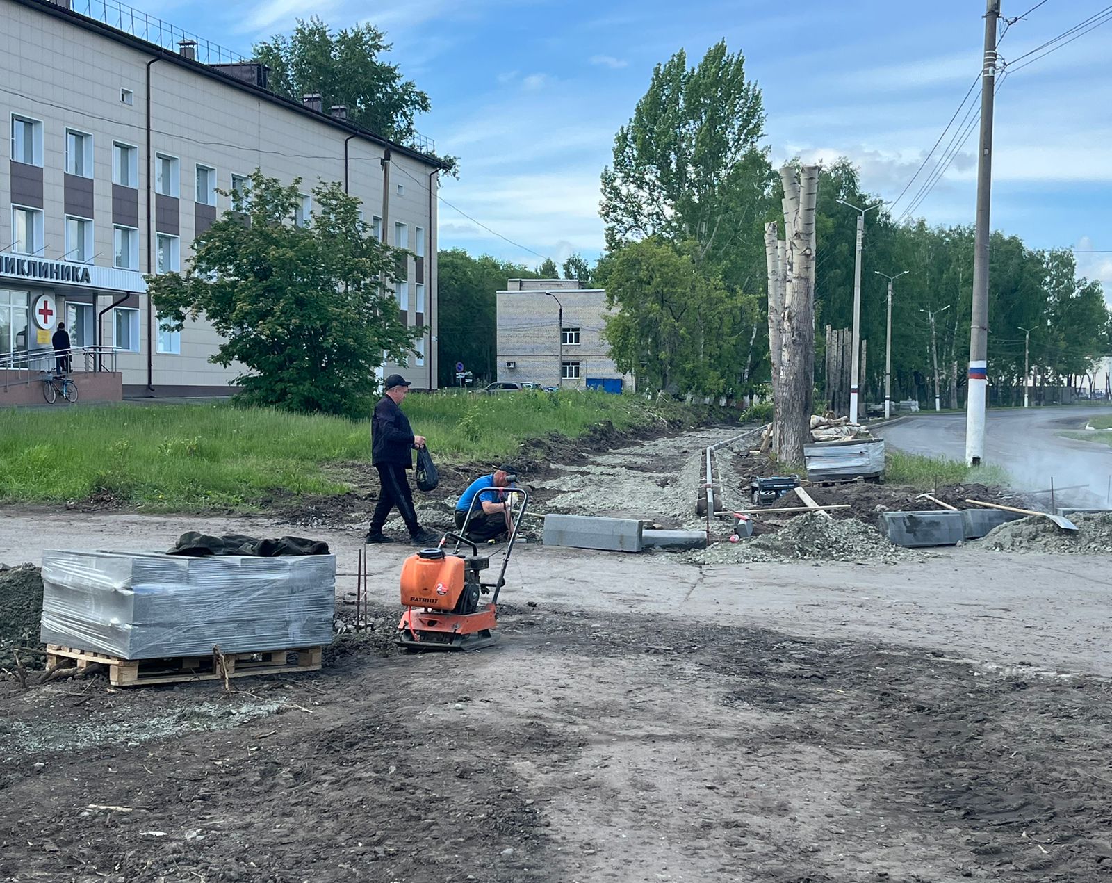 В Заринске идет благоустройство пешеходной зоны на улице 25 Партсъезда.