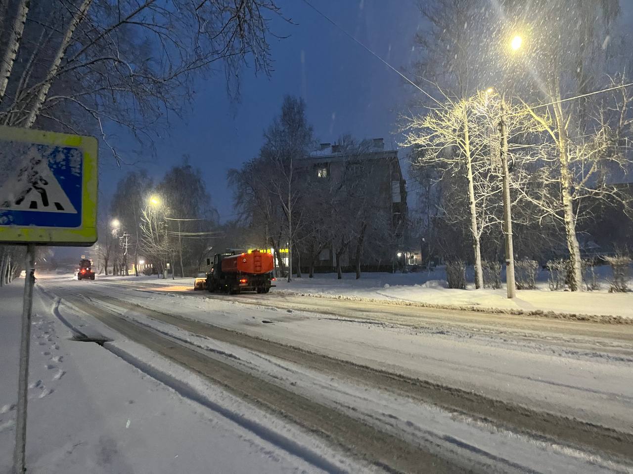 Дорожная служба продолжает очистку от снега.