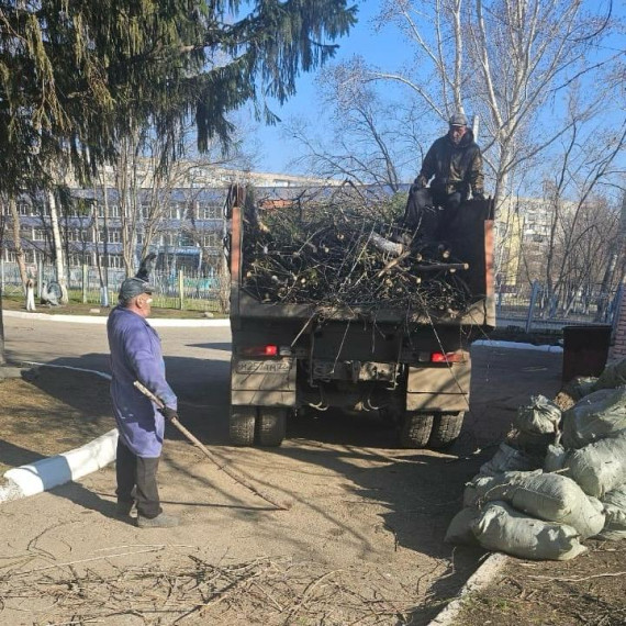 Вооружившись необходимым инвентарем, ребята и учителя, а также технический персонал приводят в порядок пришкольные территории.. Вооружившись необходимым инвентарем, ребята и учителя, а также технический персонал приводят в порядок пришкольные территории..