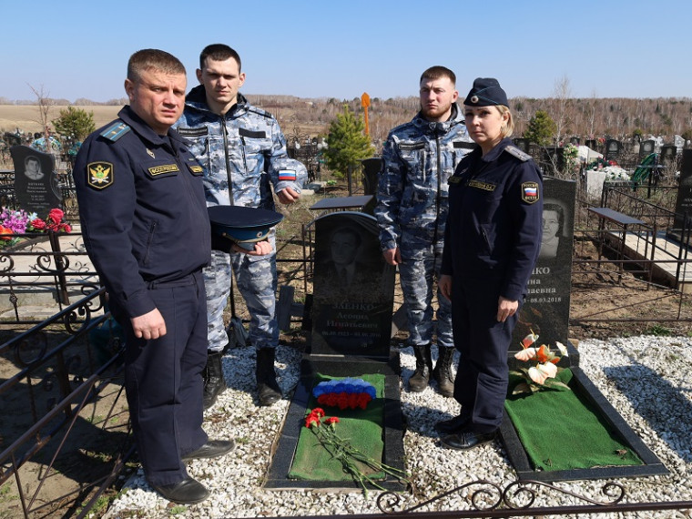 В преддверии Дня Победы судебные приставы навели порядок на могиле ветерана войны. В преддверии Дня Победы судебные приставы навели порядок на могиле ветерана войны.