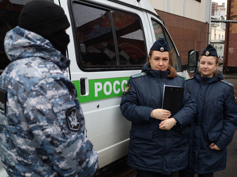 Сотрудники органа принудительного исполнения обезопасили граждан от заразного заболевания. Сотрудники органа принудительного исполнения обезопасили граждан от заразного заболевания.