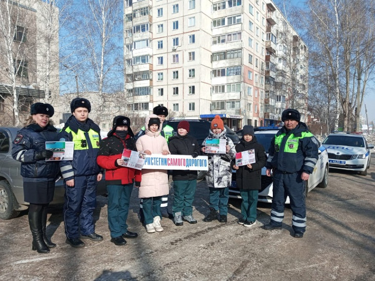 В Заринске сотрудники Госавтоинспекции совместно с отрядом ЮИД провели акцию «Пристегни самого дорогого!». В Заринске сотрудники Госавтоинспекции совместно с отрядом ЮИД провели акцию «Пристегни самого дорогого!».