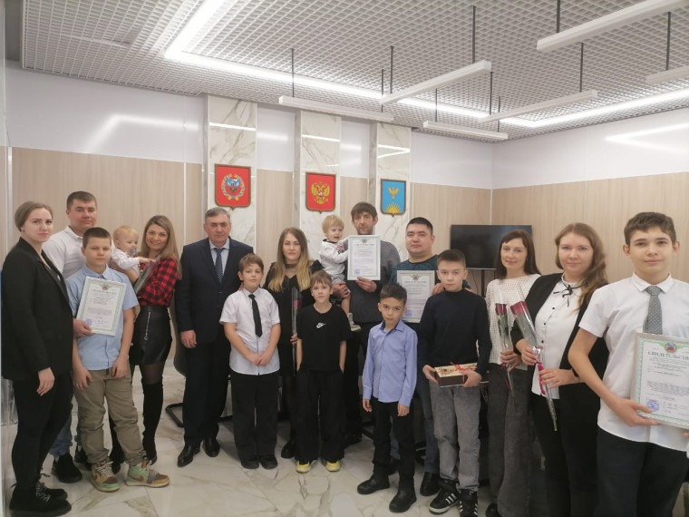 Глава города Виктор Азгалдян вручил свидетельства молодым семьям. Глава города Виктор Азгалдян вручил свидетельства молодым семьям.