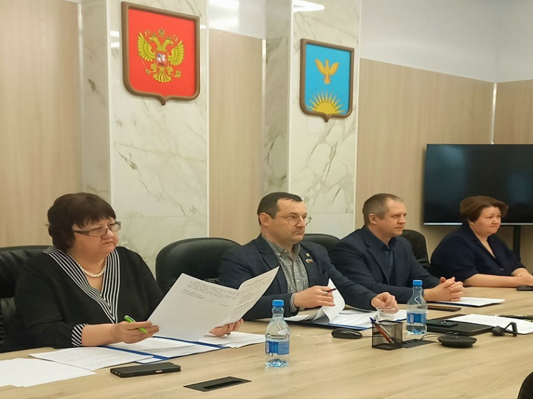 Депутаты городского Собрания провели совместное заседание постоянных комиссий.. Депутаты городского Собрания провели совместное заседание постоянных комиссий..