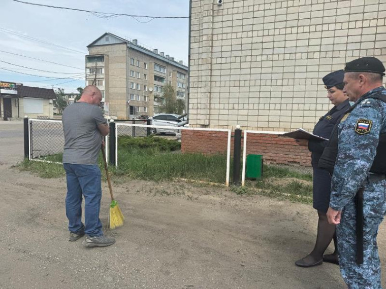 Неплательщик алиментов, уклонившийся от обязательных работ, провел двое суток под арестом. Неплательщик алиментов, уклонившийся от обязательных работ, провел двое суток под арестом.
