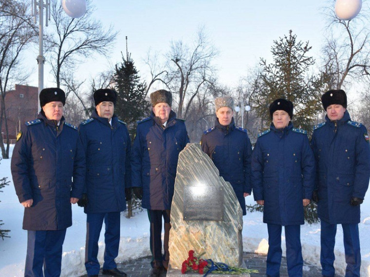 В ходе рабочей поездки в Алтайский край заместитель начальника управления Генеральной прокуратуры Российской Федерации по Сибирскому федеральному округу Баир Доржиев принял участие в возложении цветов и почтил память героев-фронтовиков. В ходе рабочей поездки в Алтайский край заместитель начальника управления Генеральной прокуратуры Российской Федерации по Сибирскому федеральному округу Баир Доржиев принял участие в возложении цветов и почтил память героев-фронтовиков.