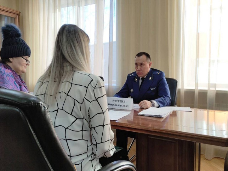 Заместитель начальника управления Генеральной прокуратуры Российской Федерации по Сибирскому федеральному округу Баир Доржиев провел личный прием граждан Алтайского края. Заместитель начальника управления Генеральной прокуратуры Российской Федерации по Сибирскому федеральному округу Баир Доржиев провел личный прием граждан Алтайского края.