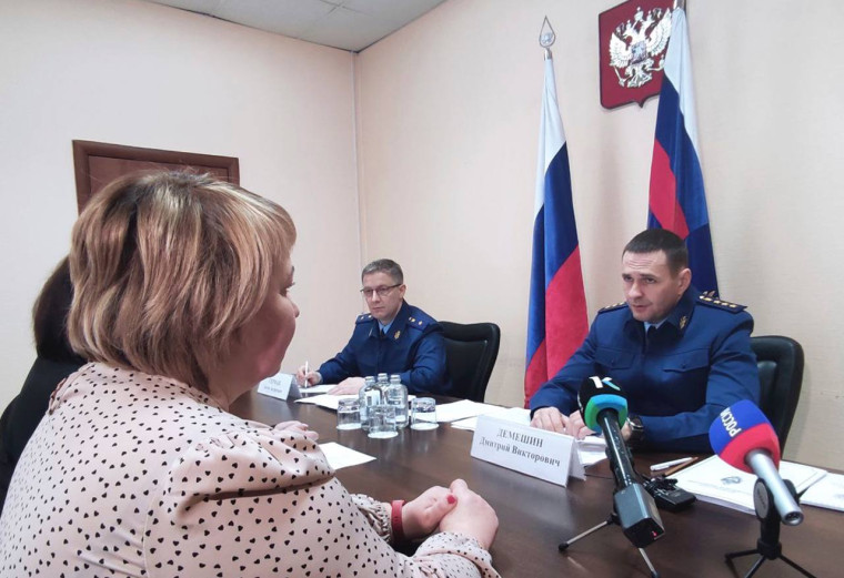 Заместитель Генерального прокурора России Дмитрий Демешин провел личный прием граждан в городе Новоалтайске. Заместитель Генерального прокурора России Дмитрий Демешин провел личный прием граждан в городе Новоалтайске.